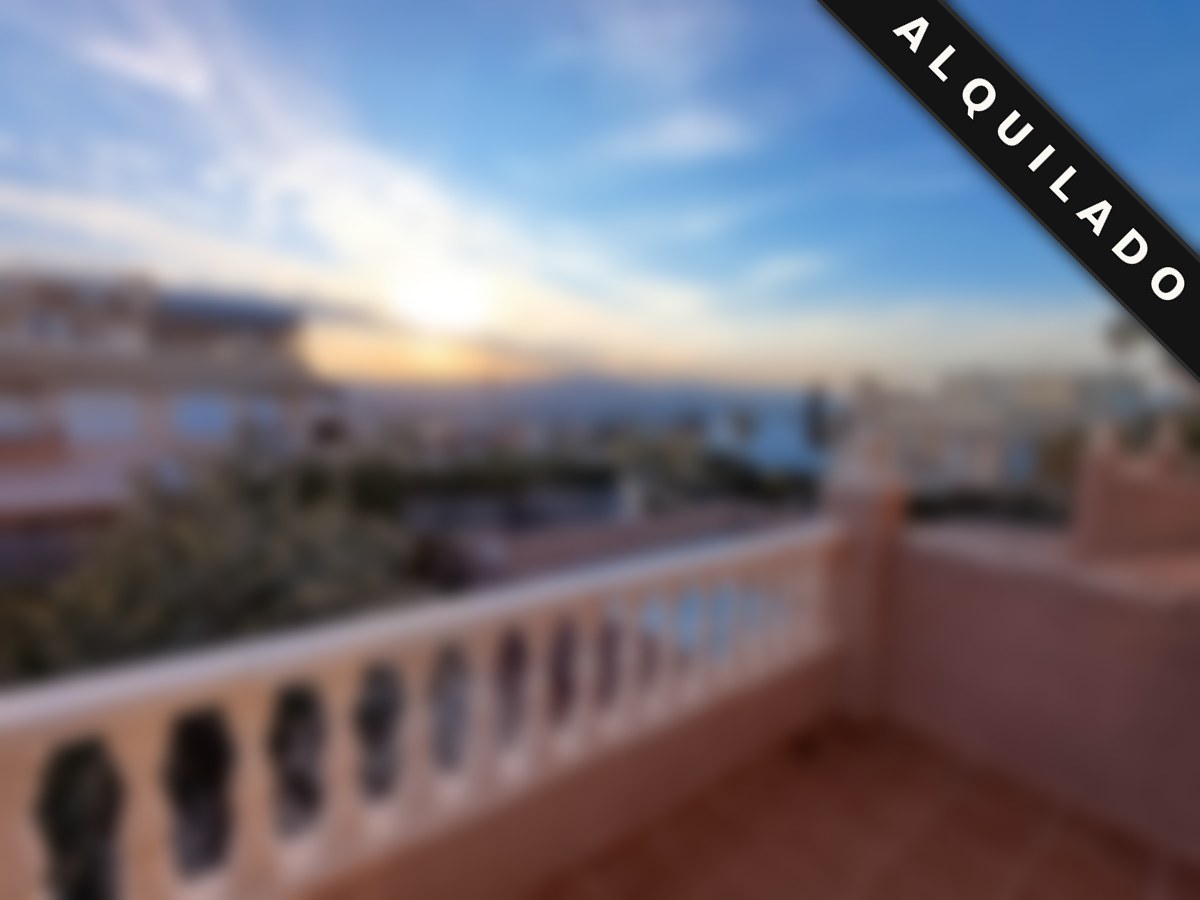 Imagen difuminada de chalet alquilado en Altorreal, terraza con vistas