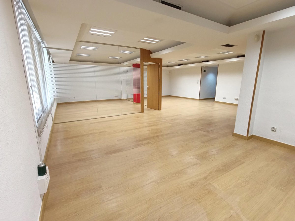 Local en Avenida Constitución - sala con terraza