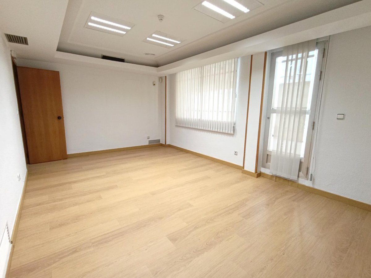 Local en Avenida Constitución - sala de reuniones acristalada